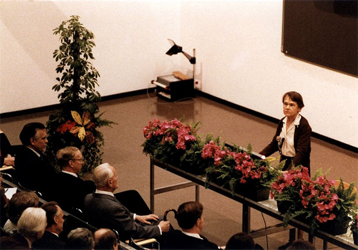 Nhà khoa học Barbara McClintock phát biểu ở lễ trao giải Nobel năm 1983.