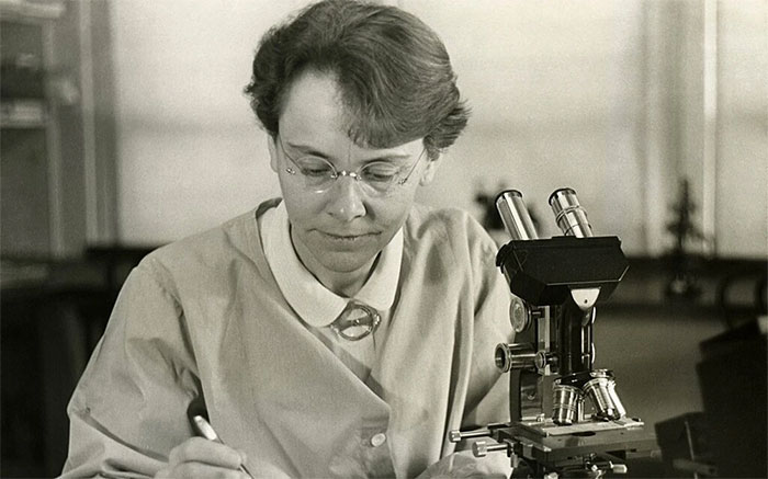 Chân dung nhà khoa học Barbara McClintock.