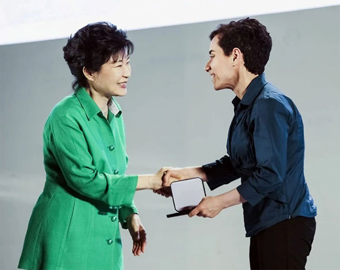 Bà Maryam Mirzakhani (phải), qua đời năm 2017, là người phụ nữ đầu tiên giành được Huy chương Fields - (Ảnh: ALAMY).