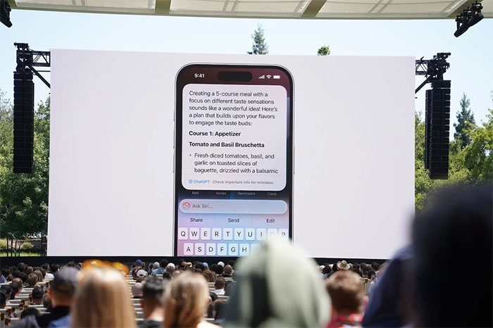 ChatGPT được tích hợp lên Siri kể từ iOS 18. (Ảnh: The Verge).