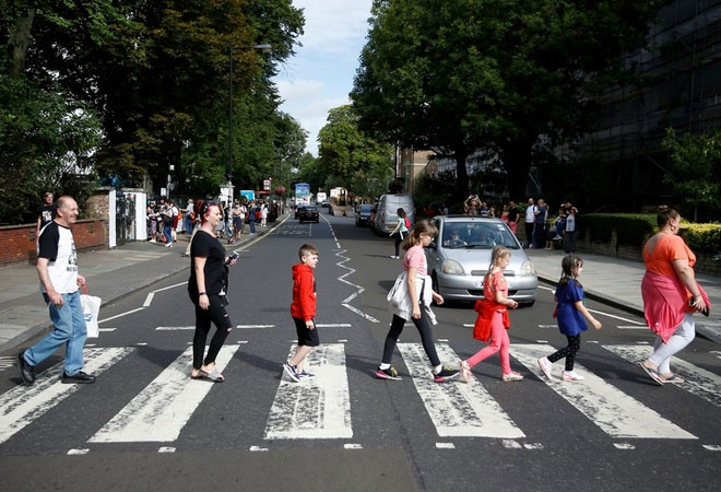 Ảnh Abbey Road nằm ở London, Anh, là con đường nổi tiếng, đặc biệt đối với những người yêu âm nhạc. Vào tháng 9/1969, ban nhạc huyền thoại The Beatles đã phát hành album mang tên 