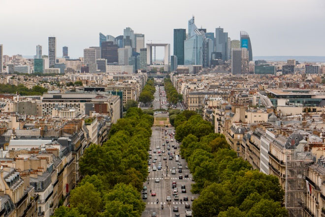 Ảnh Đại lộ Champs-Élysées là một trong những điểm tham quan nổi tiếng nhất ở Paris, Pháp. Con đường chạy dọc từ quảng trường Concorde đến Khải Hoàn Môn, nơi bạn có thể tìm thấy những quán cà phê nhỏ, cửa hàng sang trọng và rạp chiếu phim. Đây là một trong những con phố mua sắm uy tín nhất ở Paris. Hàng năm, vào ngày 14/7, cuộc diễu hành quân sự lớn nhất nước Pháp diễn ra dọc theo đại lộ Champs-Élysées với sự chứng kiến của Tổng thống nước này. (Ảnh: Rasmus Gundorff Sæderup/Unsplash).