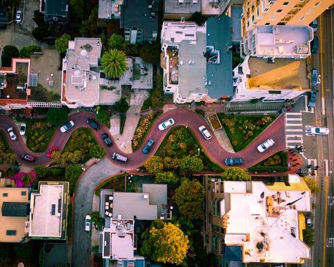 Ảnh Lombard Street là con đường mang tính biểu tượng của thành phố San Francisco, Mỹ - nơi nổi tiếng với những con đường lên ngọn đồi. Đoạn đường nổi tiếng nhất là trên Đồi Nga, nơi có tám khúc cua dốc thiết kế như biểu đồ hình sin khiến nó được công nhận là 