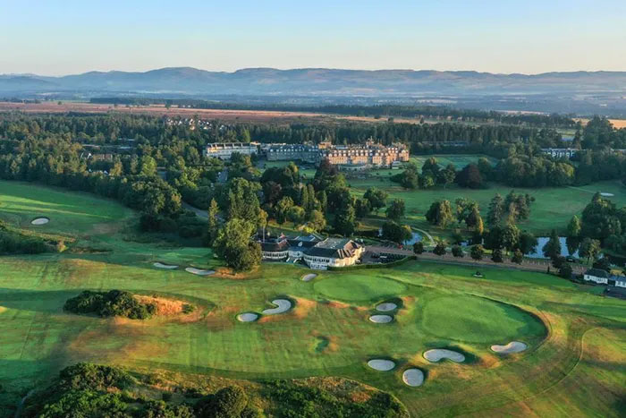 Khách sạn Gleneagles được khánh thành vào ngày 7-6-1924, nổi tiếng với sân golf đẳng cấp thế giới. Đêm khai mạc khách sạn là chương trình phát sóng đầu tiên ra ngoài lãnh thổ Scotland.