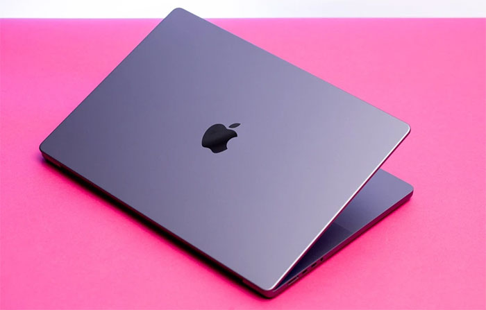 Logo Apple trên một chiếc MacBook. (Ảnh: The Verge).