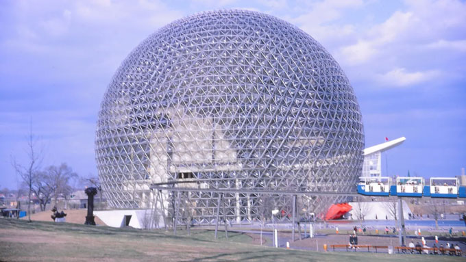 Một mái vòm trắc địa do Buckminster Fuller thiết kế. (Ảnh: Laurent Bélanger/Wikimedia Commons).