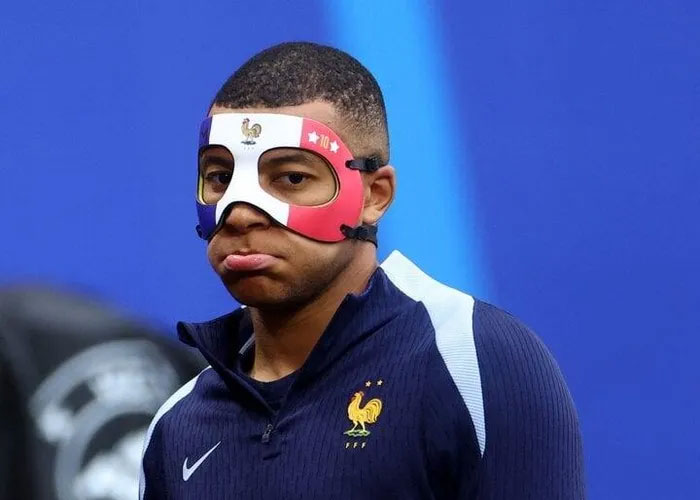 Cận cảnh chiếc mặt nạ của Kylian Mbappe.