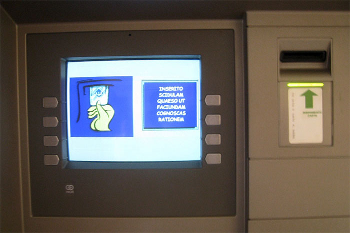 Máy ATM đặt tại Thành quốc Vatican sử dụng font Comic Sans - (Ảnh: Internet).