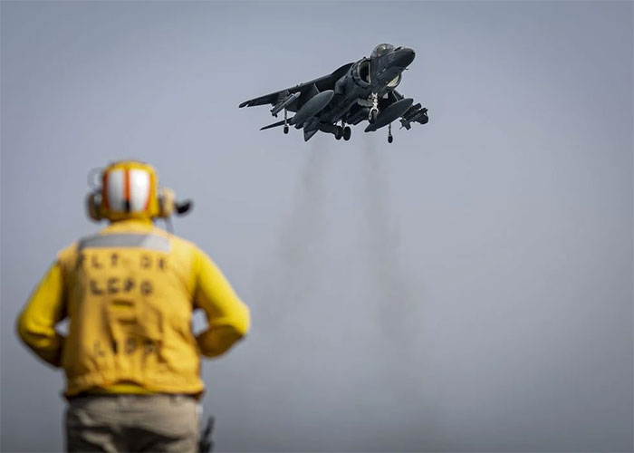 Chiếc AV-8B Harrier II của Thủy quân lục chiến Hoa Kỳ cất cánh thẳng đứng từ tàu USS Bataan, năm 2023. (Ảnh: Pop Mech).