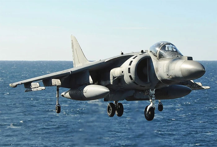 Tiêm kích AV-8B Harrier II của Không quân Ý đang bay lơ lửng. (Ảnh: Wikipedia).