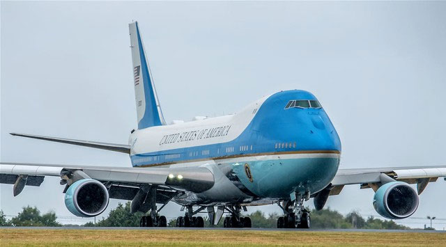 Air Force One, tàu bay của Tổng thống Hoa Kỳ, là một chiếc Boeing 747 đã được sửa đổi, có khả năng tiếp nhiên liệu trên không