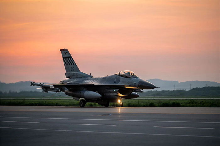 Một chiếc F-16 Fighting Falcon tại Căn cứ Không quân Osan, Hàn Quốc. (Ảnh: Osan).