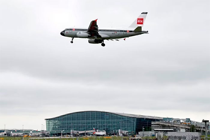 Máy bay của Hãng hàng không British Airways chuẩn bị hạ cánh xuống sân bay Heathrow ở London, Anh. (Ảnh: AFP/TTXVN).