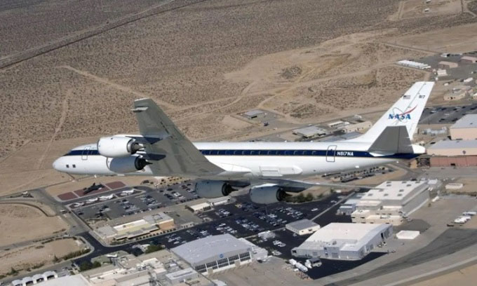 DC-8 bay phía trên Trung tâm nghiên cứu bay Dryden. (Ảnh: NASA).