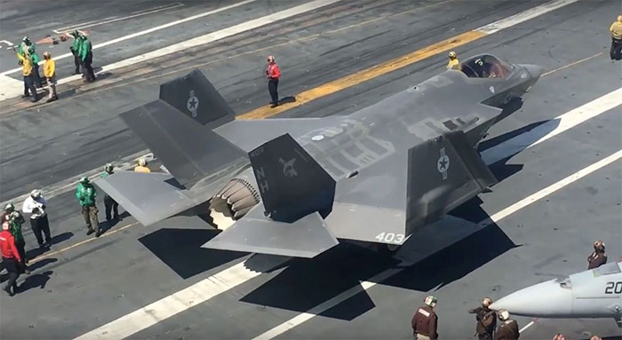 Tiêm kích F-35C trên boong tàu USS Lincoln. (Ảnh: Breakingdefense).