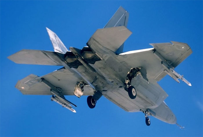 F-22 với các giá treo vũ khí bên ngoài. (Ảnh: Wikipedia).