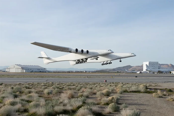 Máy bay vận tải khổng lồ mang theo Talon-A-1 cất cánh từ Cảng Hàng không và Vũ trụ Mojave. (Nguồn: Stratolaunch).