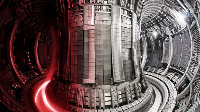 Bên trong máy tokamak JET, nơi tiến hành các thí nghiệm tổng hợp hạt nhân lớn ở Anh. (Ảnh: Cơ quan Năng lượng Nguyên tử Vương quốc Anh).