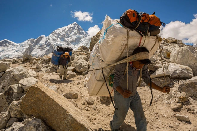 Người Sherpa khuân vác mang hàng hóa từ trang trại trên đỉnh Everest (cao nhất thế giới) xuống các ngôi làng ở Gorak Shep, Nepal để cất giữ. Trải qua hàng nghìn năm sống ở vùng cao, họ đã có được những đột biến gene cho phép họ sử dụng oxy hiệu quả hơn.