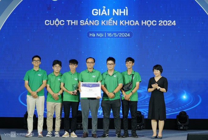 Bà Bùi Thanh Vân, Thư ký Tòa soạn báo VnExpress, Trưởng ban tổ chức cuộc thi Sáng kiến Khoa học 2024 trao giải nhì cho nhóm nghiên cứu Trường Đại học Bách Khoa TP HCM hôm 16/5. (Ảnh: Ngọc Thành.)