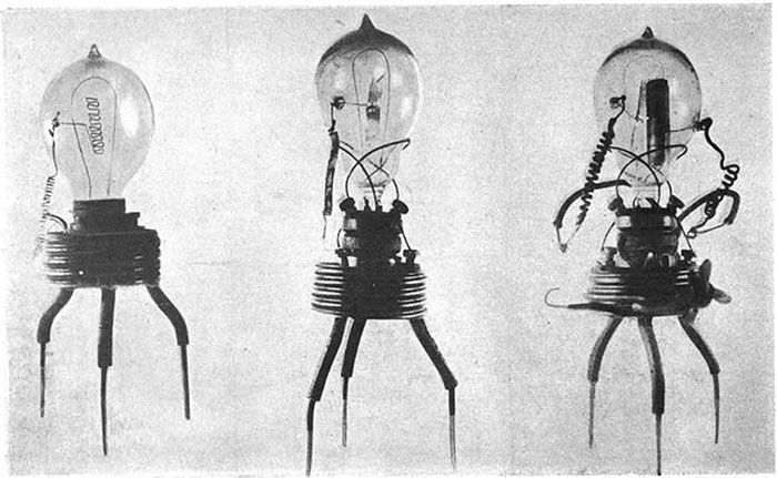 Các ống chân không đầu tiên của John A. Fleming.