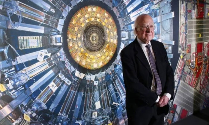 Peter Higgs đứng trước ảnh chụp Máy gia tốc hạt lớn tại Bảo tàng Khoa học ở London, Anh, năm 2013. (Ảnh: Peter Macdiarmid).