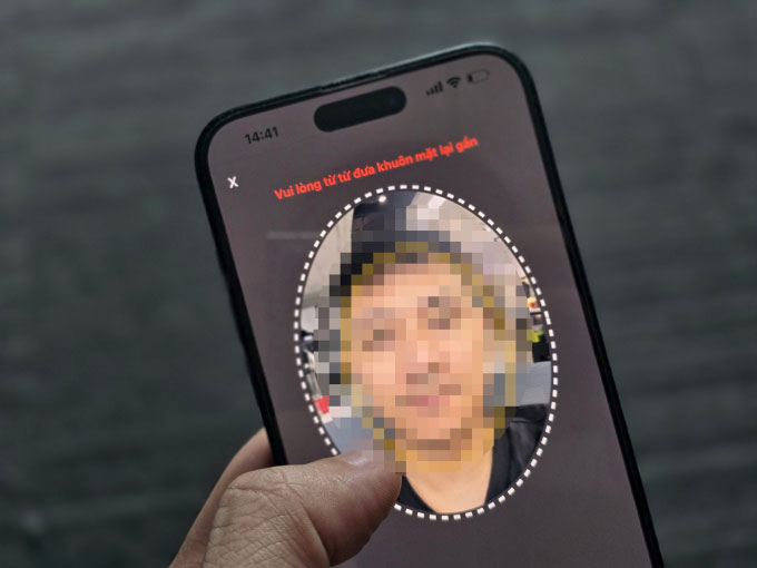 Một chiếc iPhone đang thực hiện quét khuôn mặt. (Ảnh:Lưu Quý).