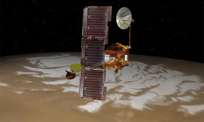 Ảnh Mô phỏng tàu vũ trụ Mars Odyssey của NASA đi qua phía trên cực nam sao Hỏa. (Ảnh: NASA/JPL-Caltech).