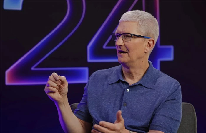 CEO Tim Cook trong một buổi phỏng vấn ngay sau sự kiện WWDC 2024. (Ảnh: Marques Brownlee/YouTube).